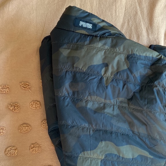 VS Camo Puffer Coat - Picture 5 of 5